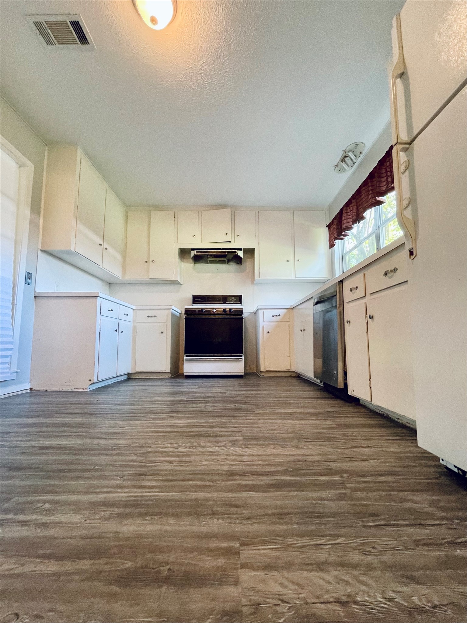5406 Carew Street Houston, TX 77096 - Photo 7 of 18 a view of a kitchen with electric appliances