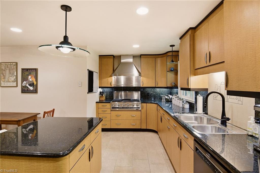 706 Friar Tuck Road Winston-Salem, NC 27104 - Photo 10 of 34 Gas cooktop