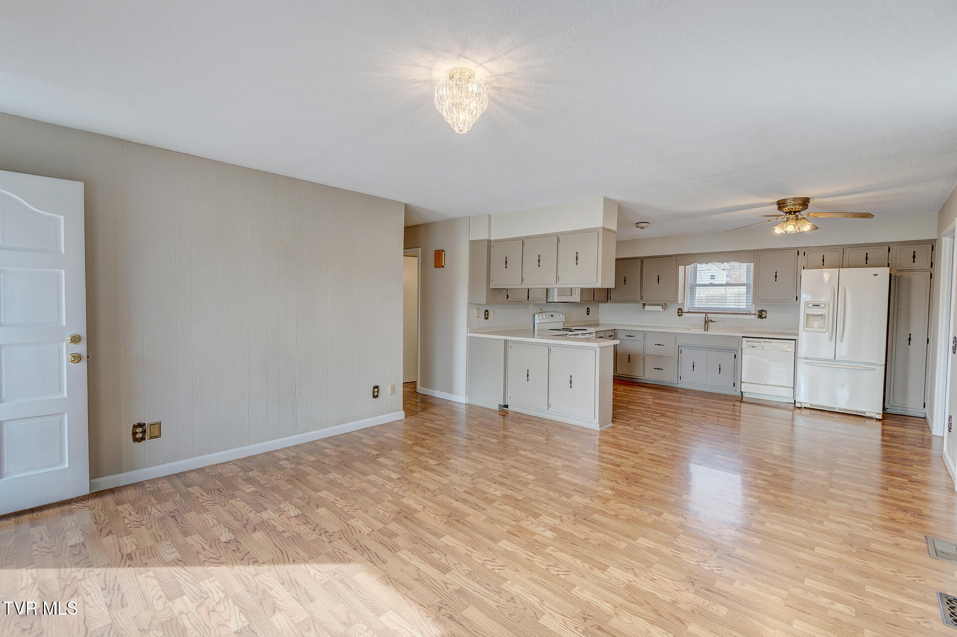 280 Falcon Circle Afton, TN 37616 - Photo 16 of 52 Living Room/Kitchen