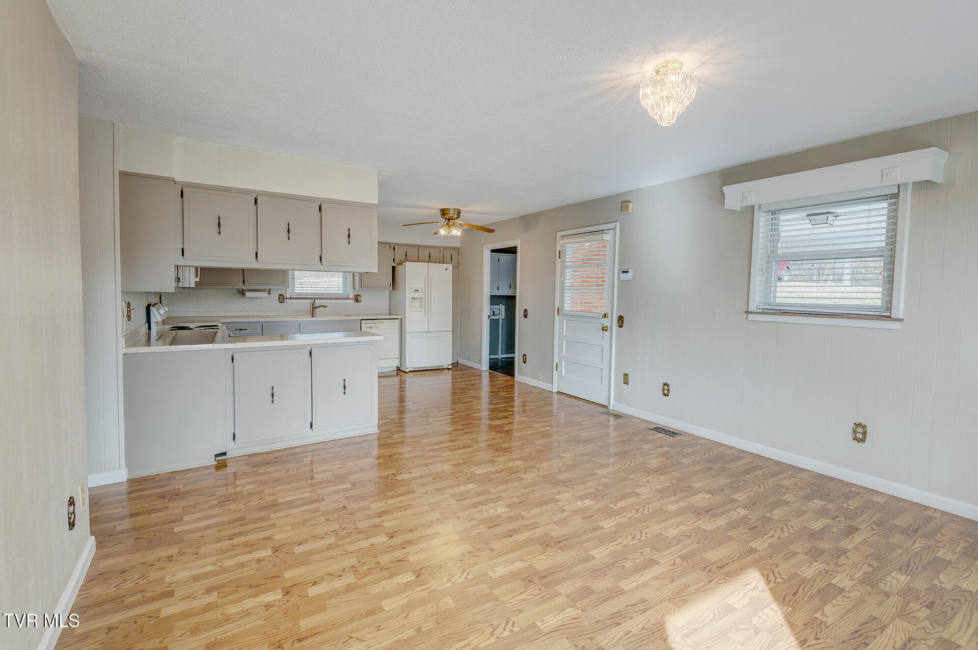 280 Falcon Circle Afton, TN 37616 - Photo 17 of 52 Living Room/Kitchen