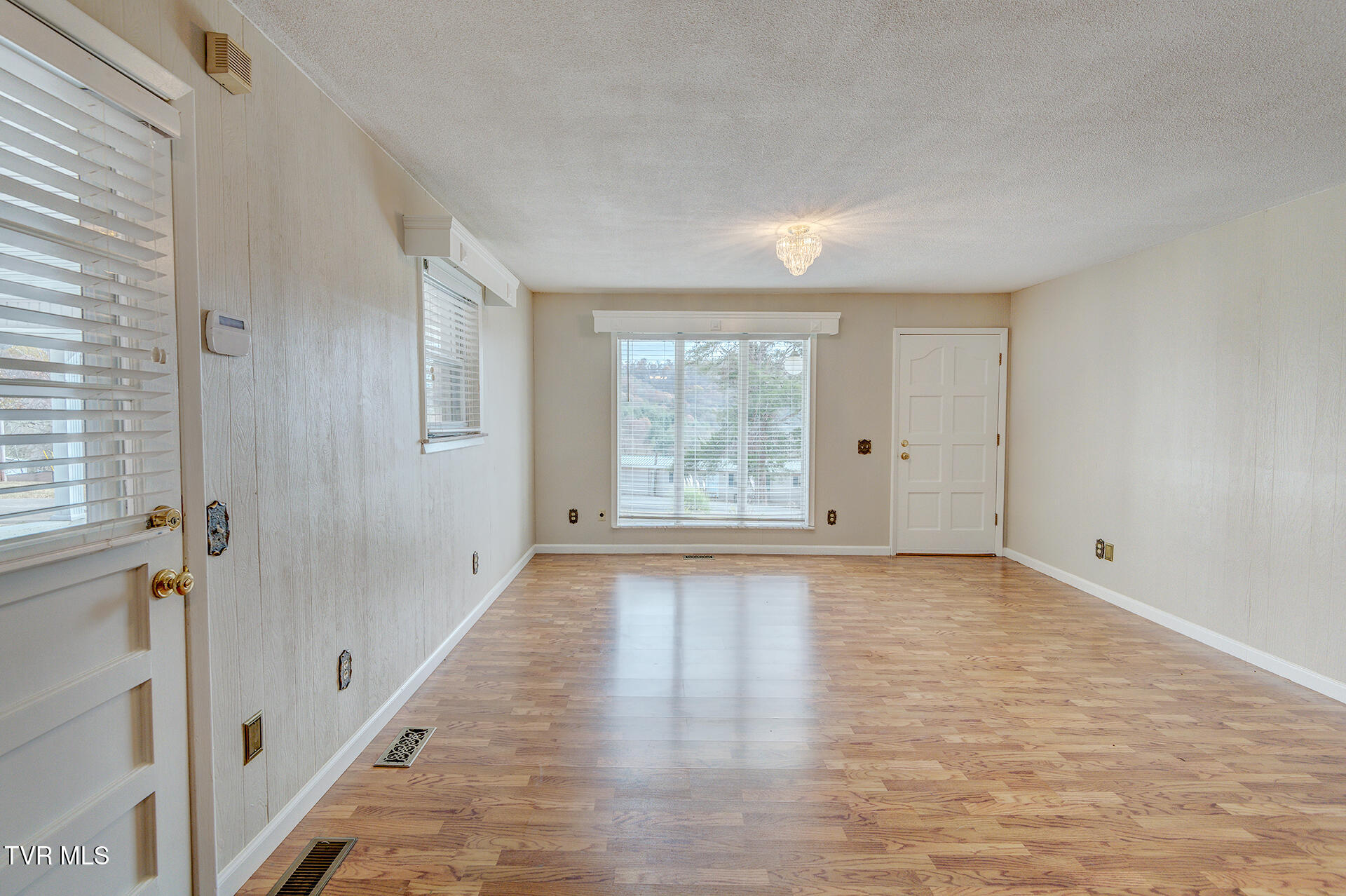 280 Falcon Circle Afton, TN 37616 - Photo 21 of 52 Living Room
