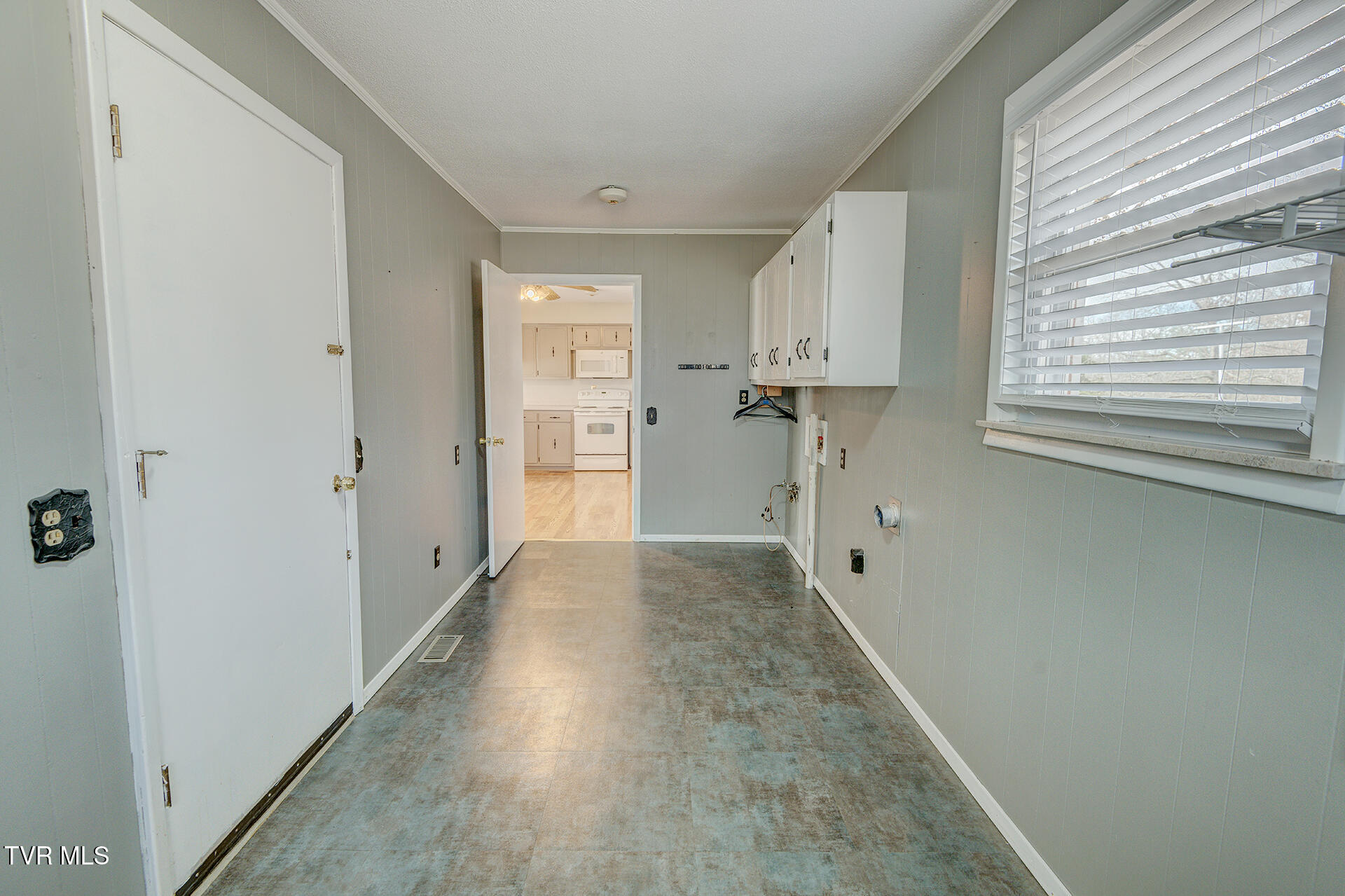 280 Falcon Circle Afton, TN 37616 - Photo 23 of 52 Laundry Room