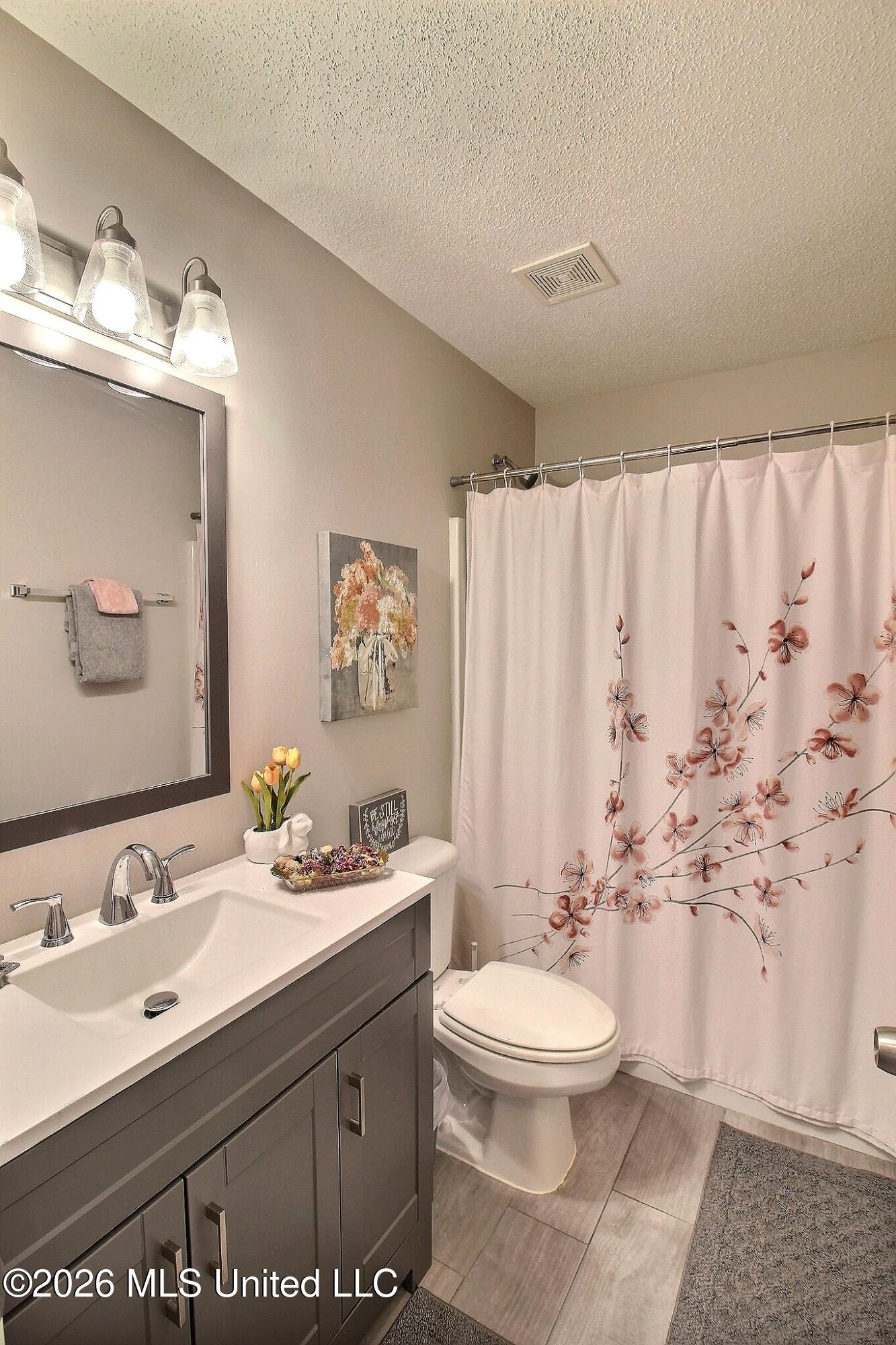 6430 Sandbourne West Olive Branch, MS 38654 - Photo 17 of 26 Full Guest/Hall Bath