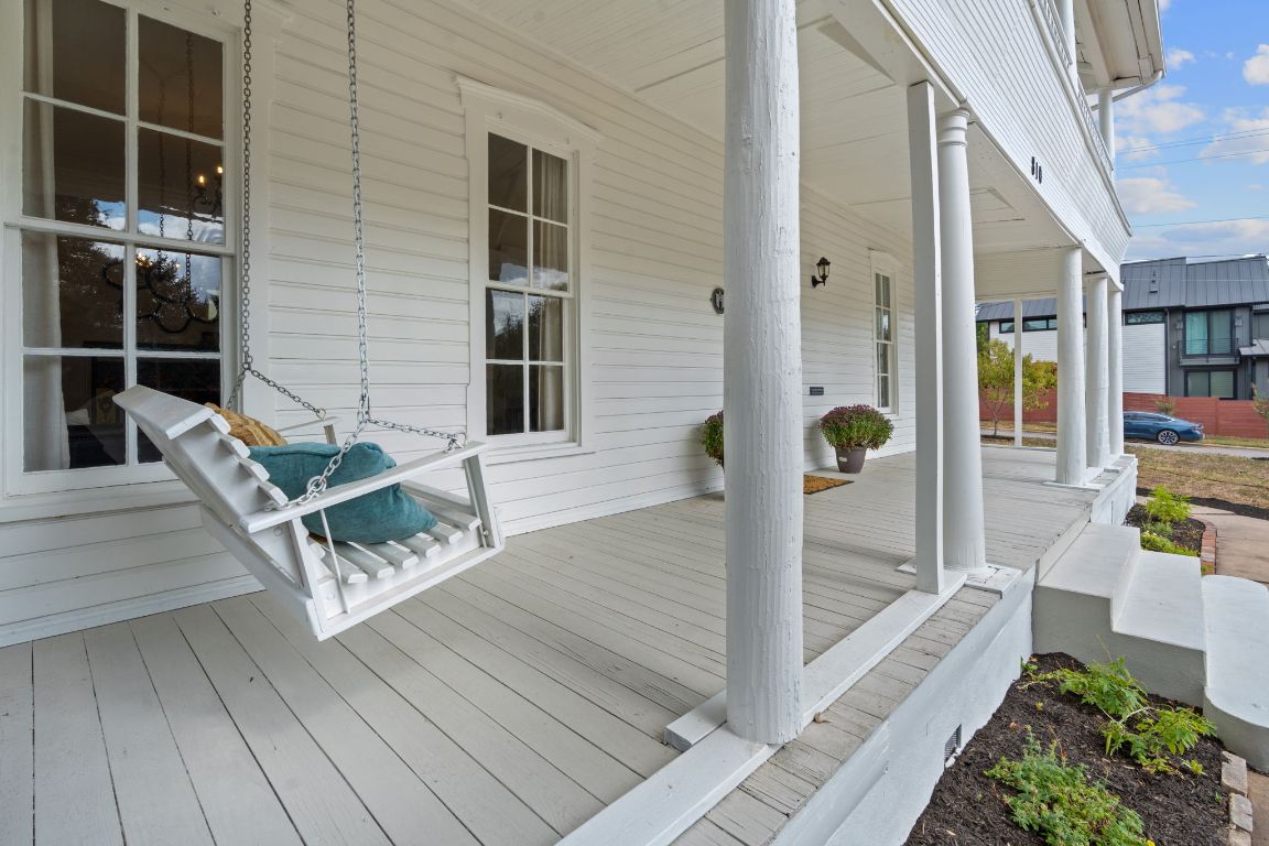 810 East 13th Street Austin, TX 78702 - Photo 31 of 39 a patio with table and chairs and potted plants