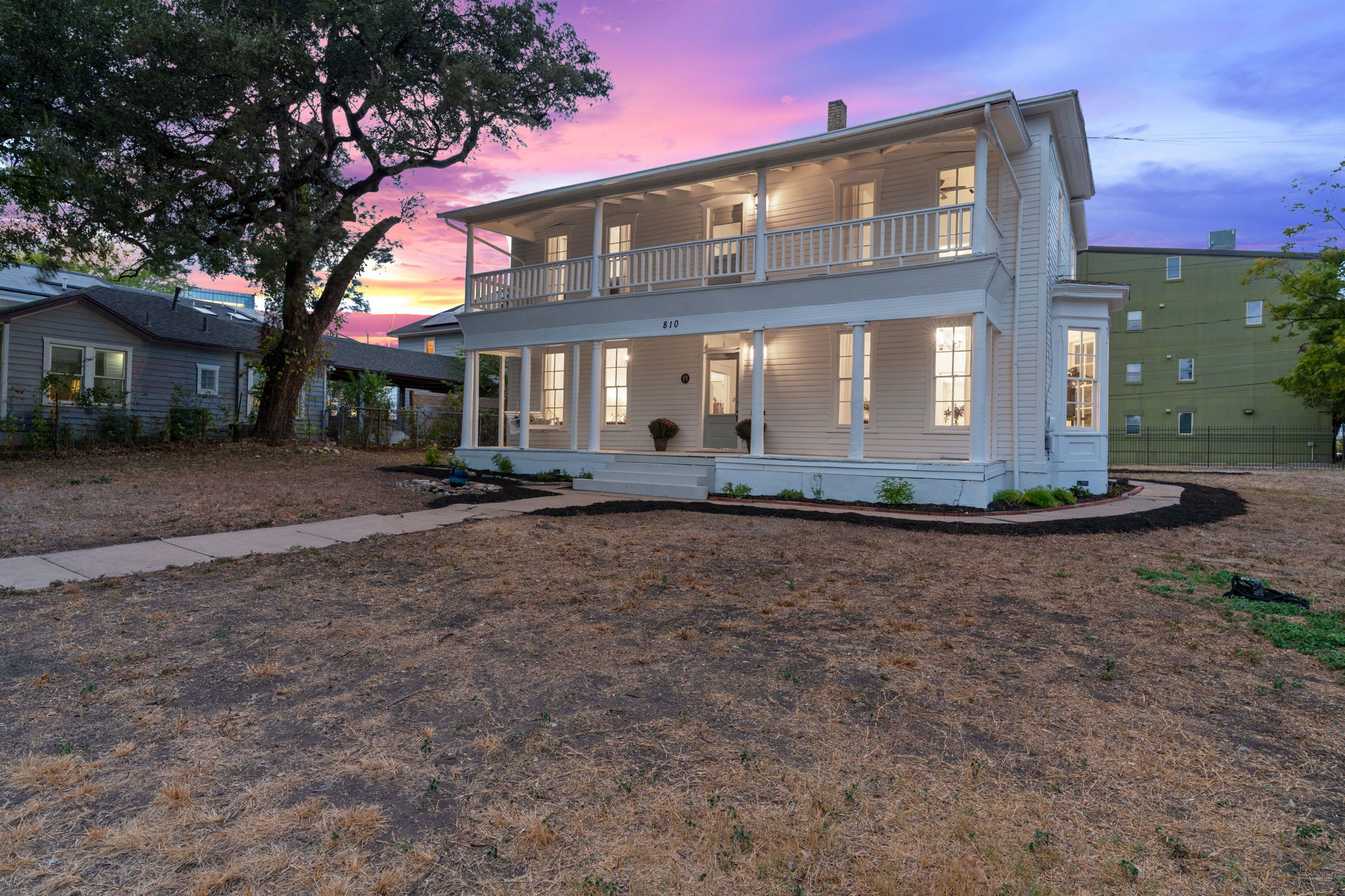 810 East 13th Street Austin, TX 78702 - Photo 34 of 39 a front view of a house with a yard