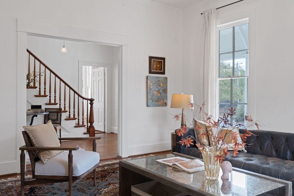 810 East 13th Street Austin, TX 78702 - Photo 7 of 39 a living room with furniture and a potted plant