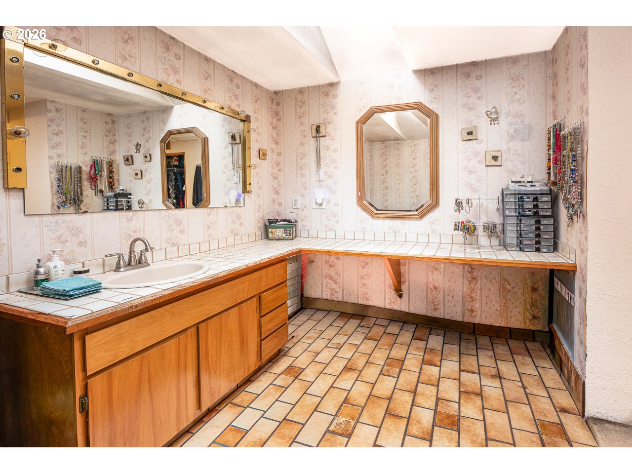 885 66th Street Springfield, OR 97478 - Photo 22 of 28 Bathroom