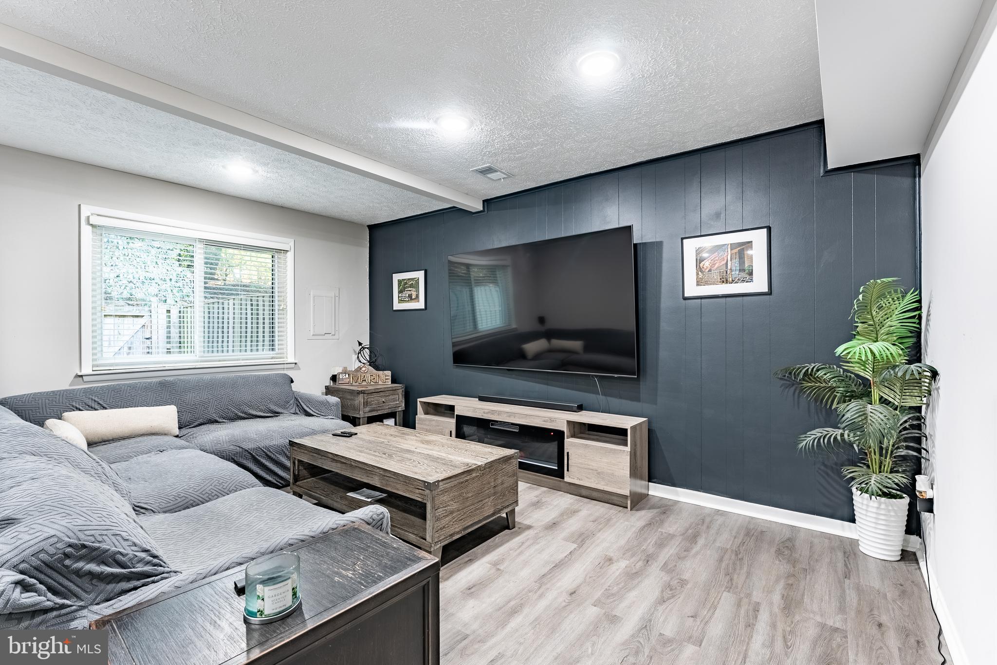 2045 Winged Foot Court Reston, VA 20191 - Photo 13 of 39 a living room with furniture and a potted plant