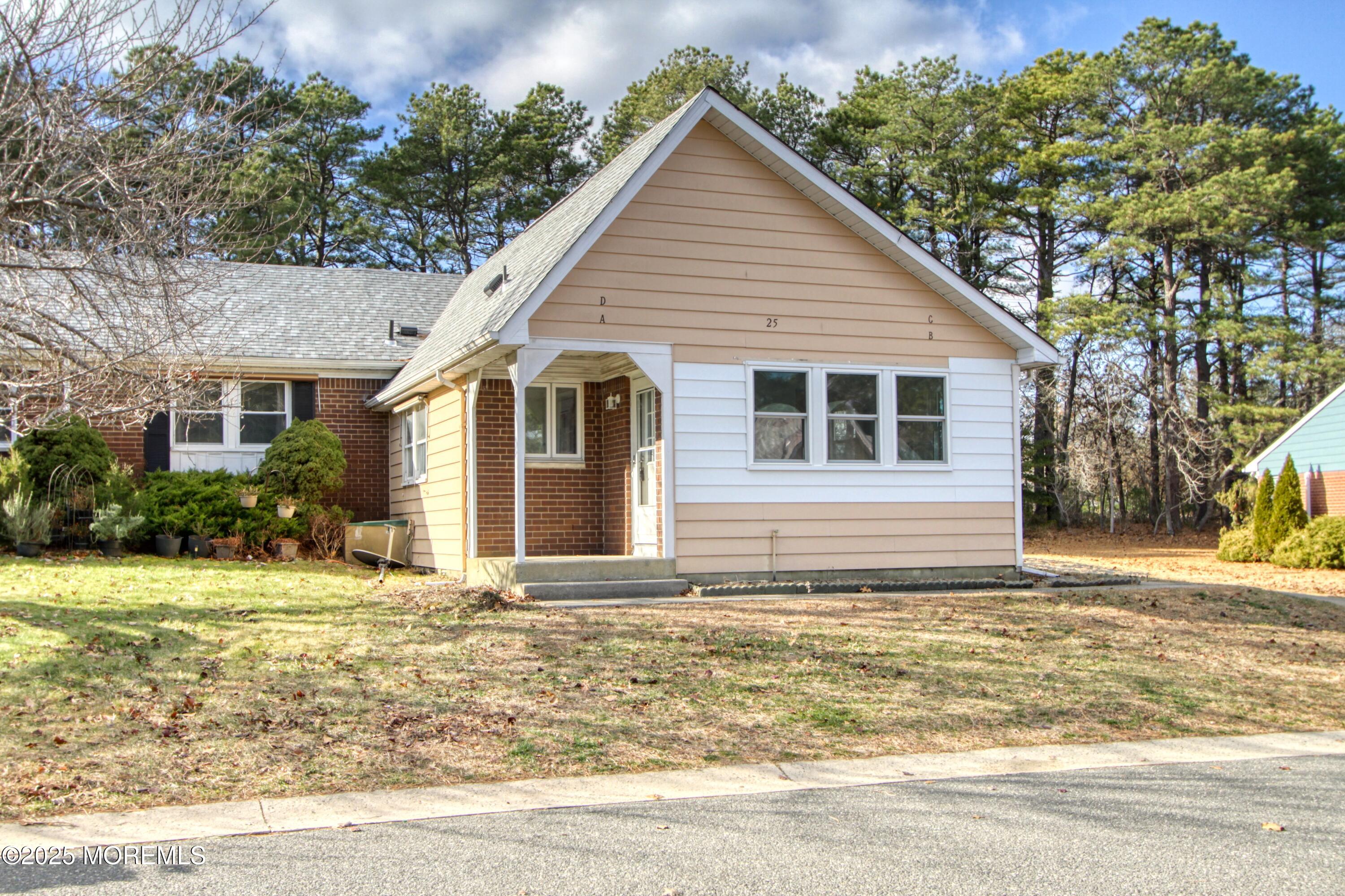 a view of a house with a yard