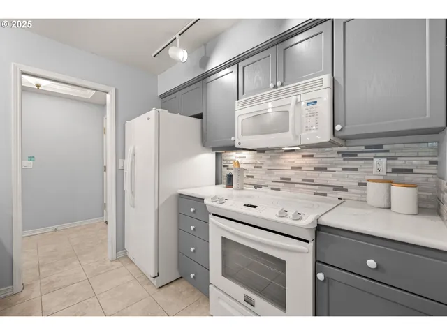 $299,000 | 15420 Northeast Knott Street, Unit 2, Portland, OR 97230