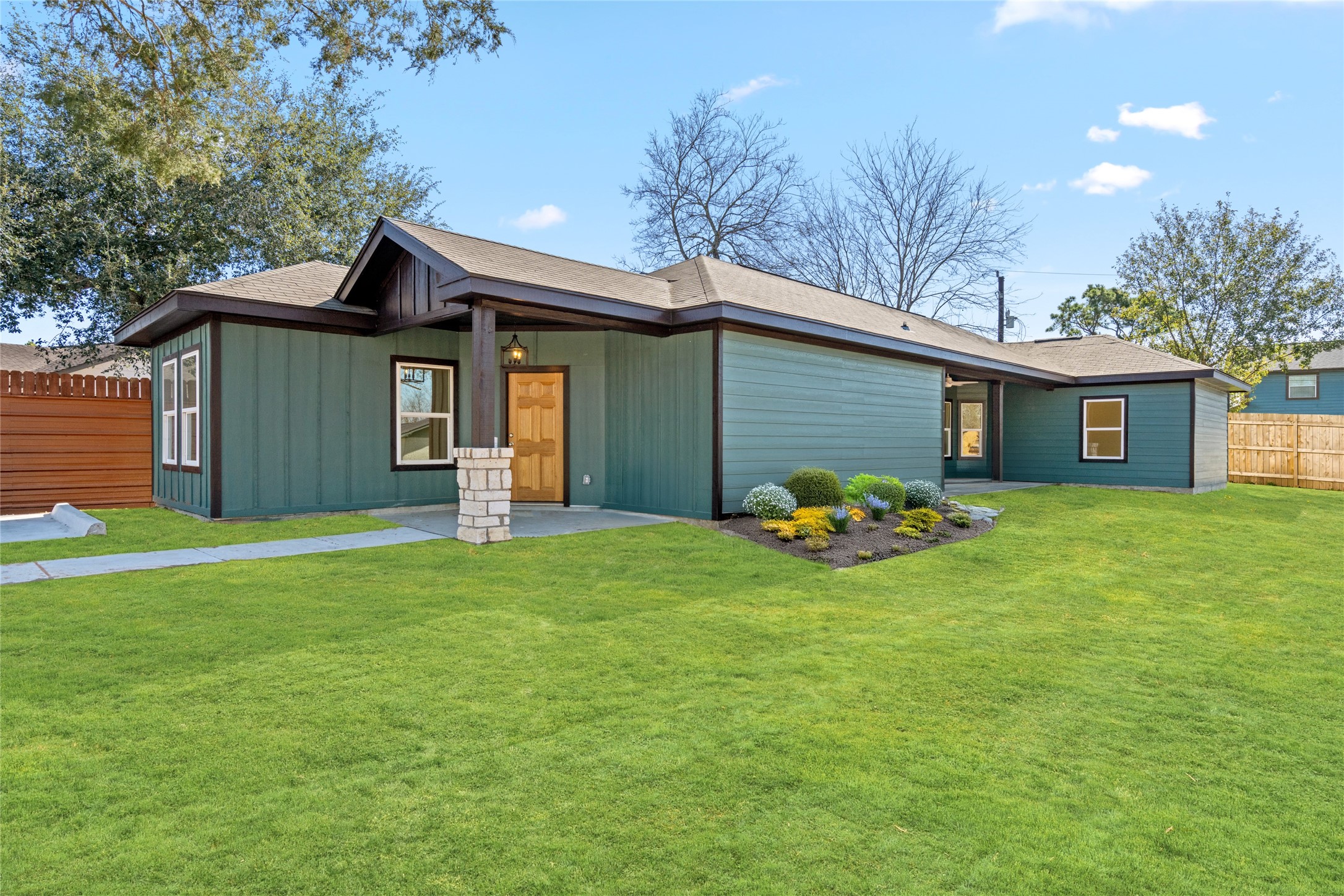 4656 North Teague Street Rosharon, TX 77583 - Photo 6 of 41 Sleek exterior design paired with a spacious lot—perfect for entertaining or relaxing.