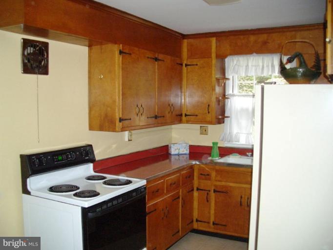 1421 Glendale Road Baltimore, MD 21239 - Photo 6 of 18 Kitchen