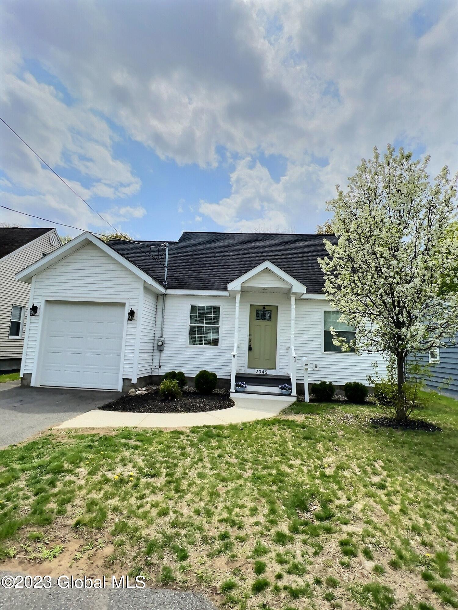 2045 Careleon Road Rotterdam, NY 12303 - Photo 2 of 40 exposio_128286445