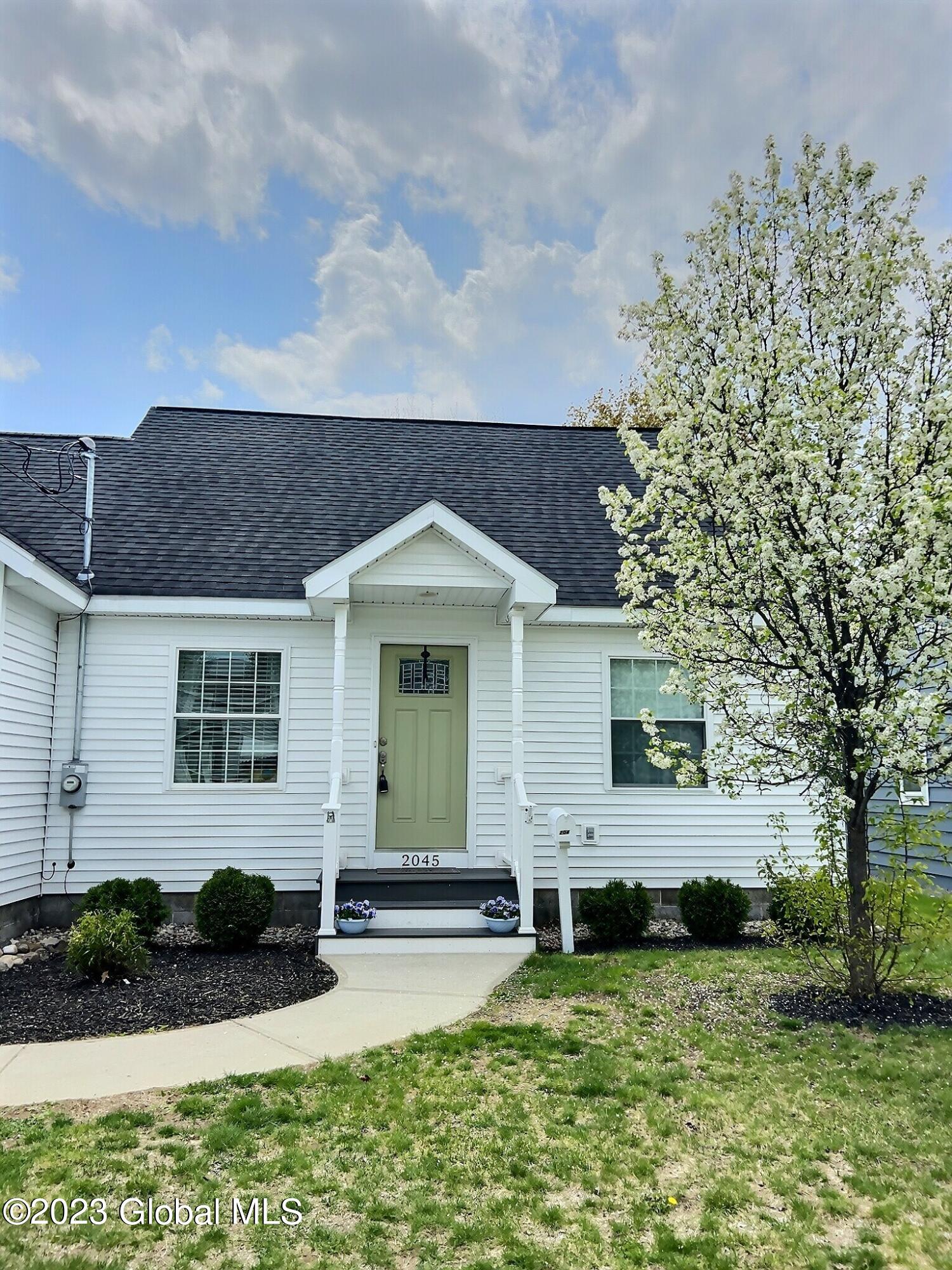 2045 Careleon Road Rotterdam, NY 12303 - Photo 3 of 40 exposio_128286442