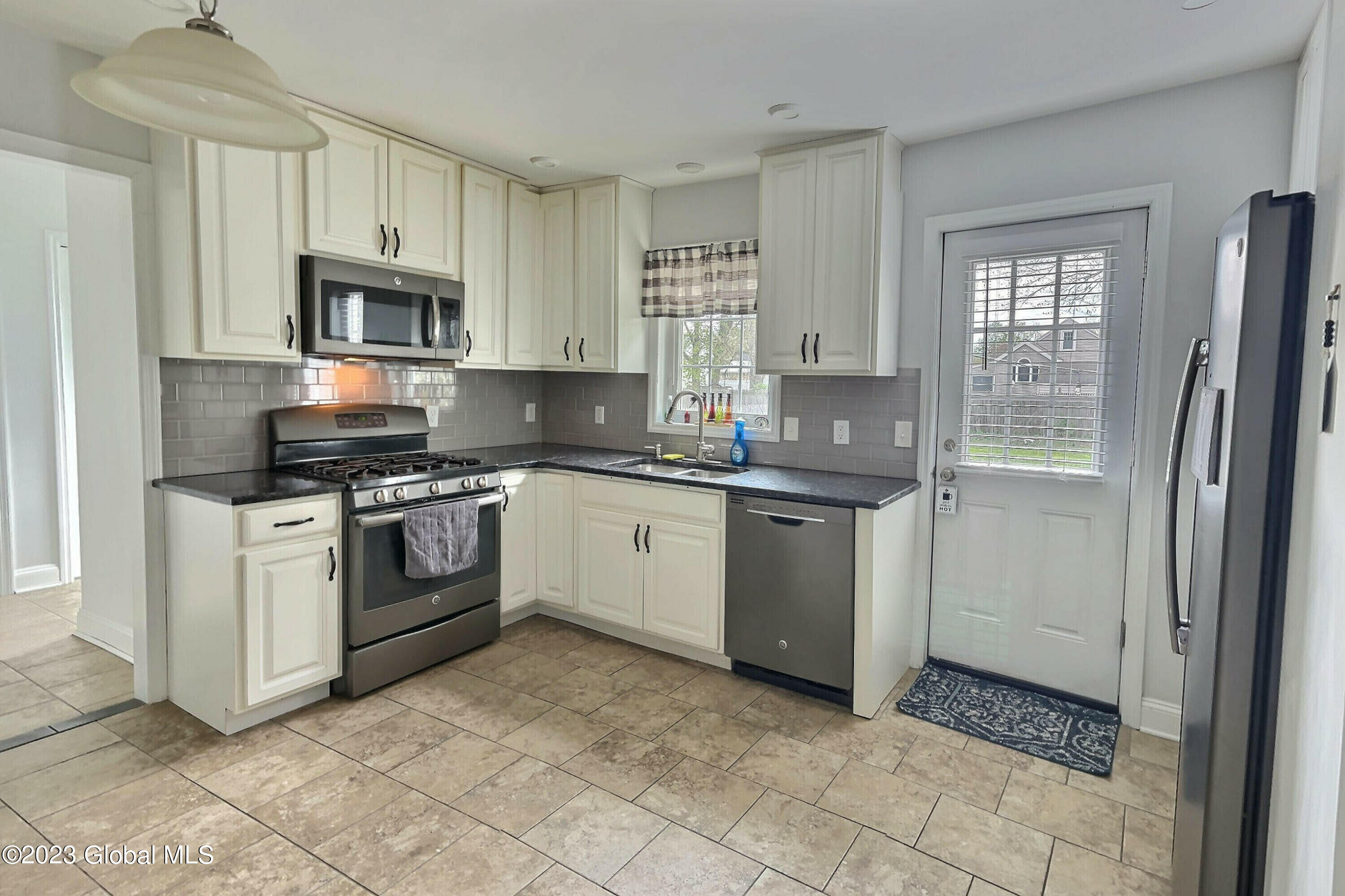 2045 Careleon Road Rotterdam, NY 12303 - Photo 4 of 40 exposio_128286363