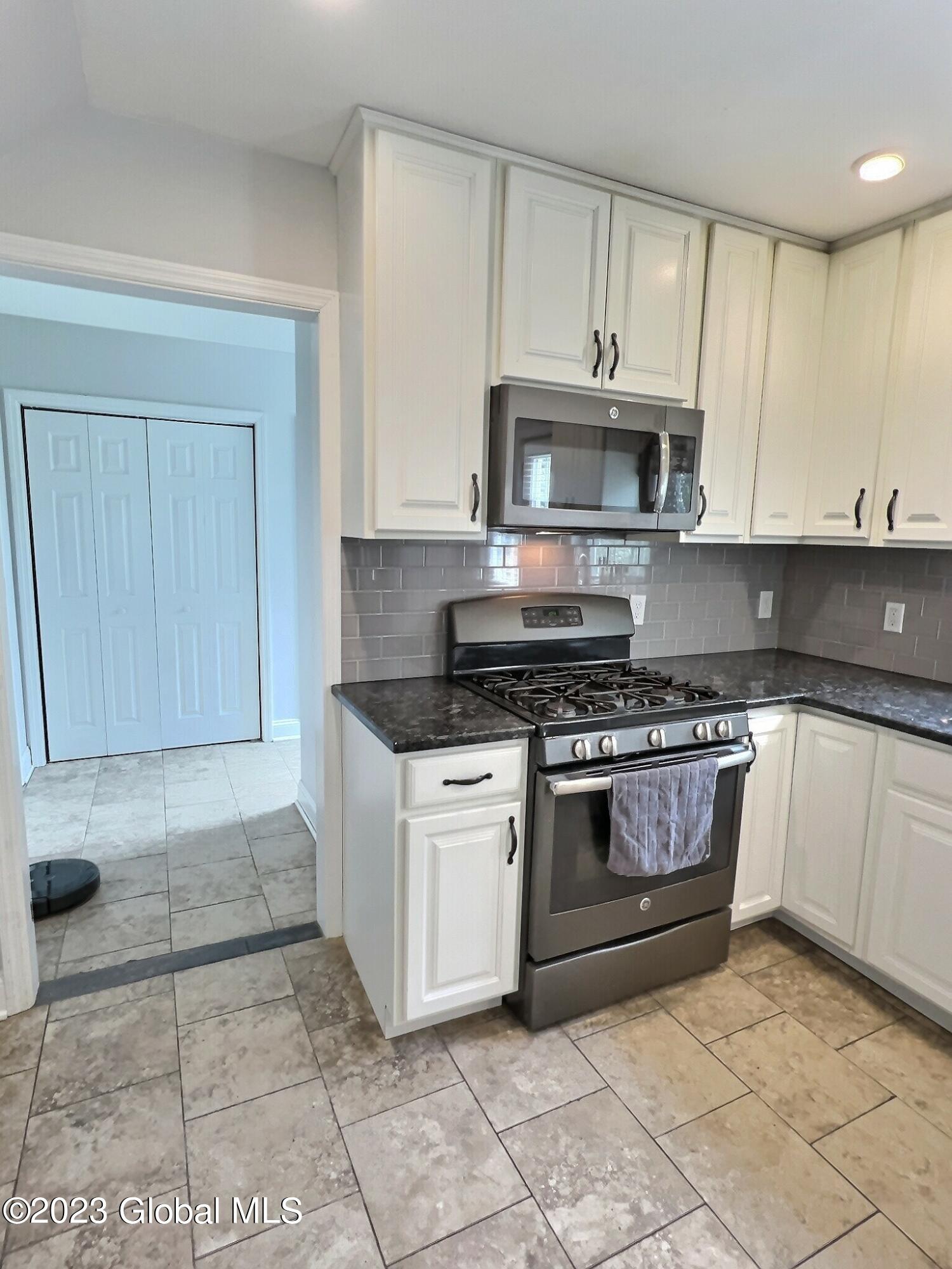 2045 Careleon Road Rotterdam, NY 12303 - Photo 7 of 40 exposio_128286428