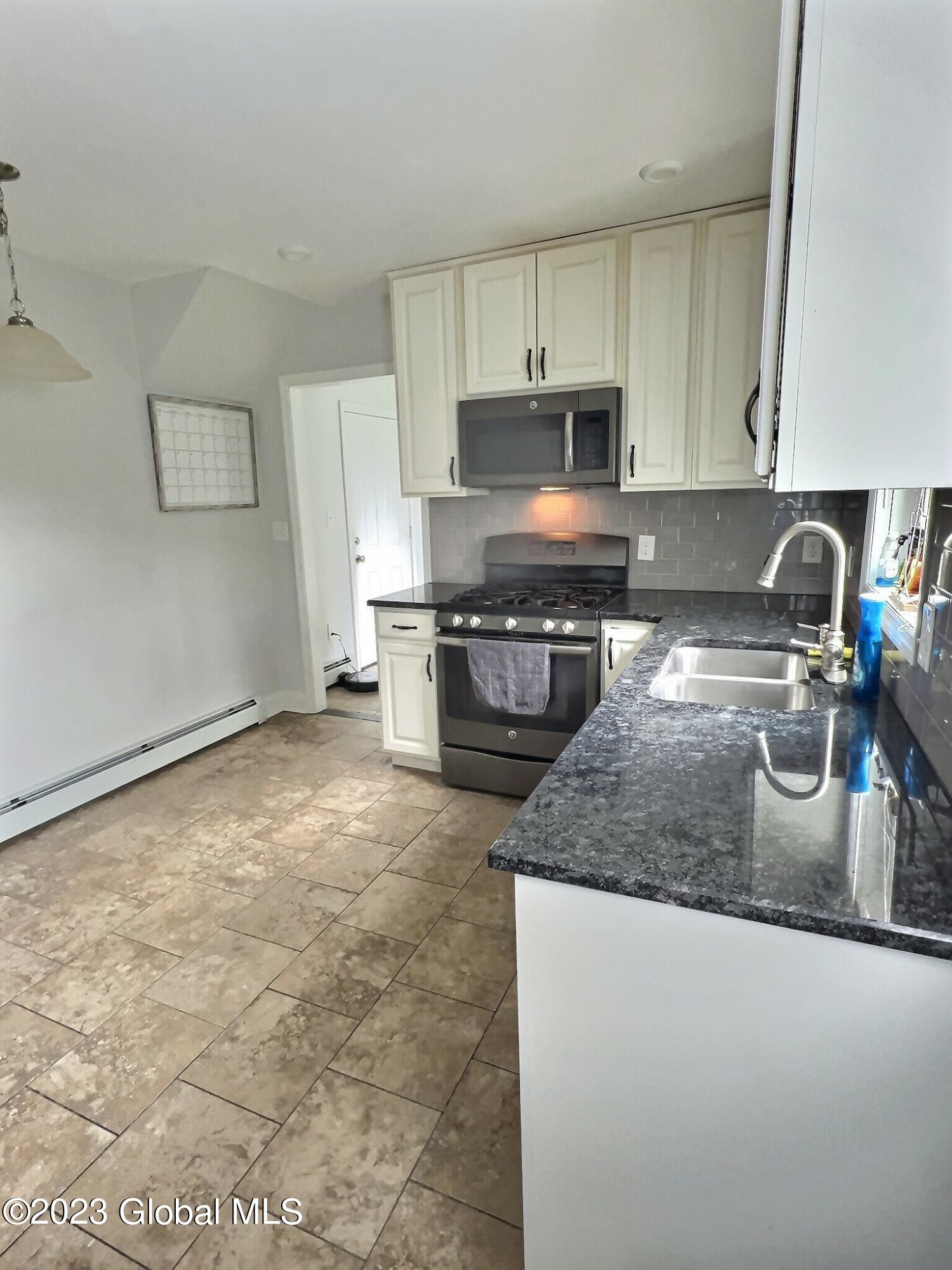 2045 Careleon Road Rotterdam, NY 12303 - Photo 8 of 40 exposio_128286377
