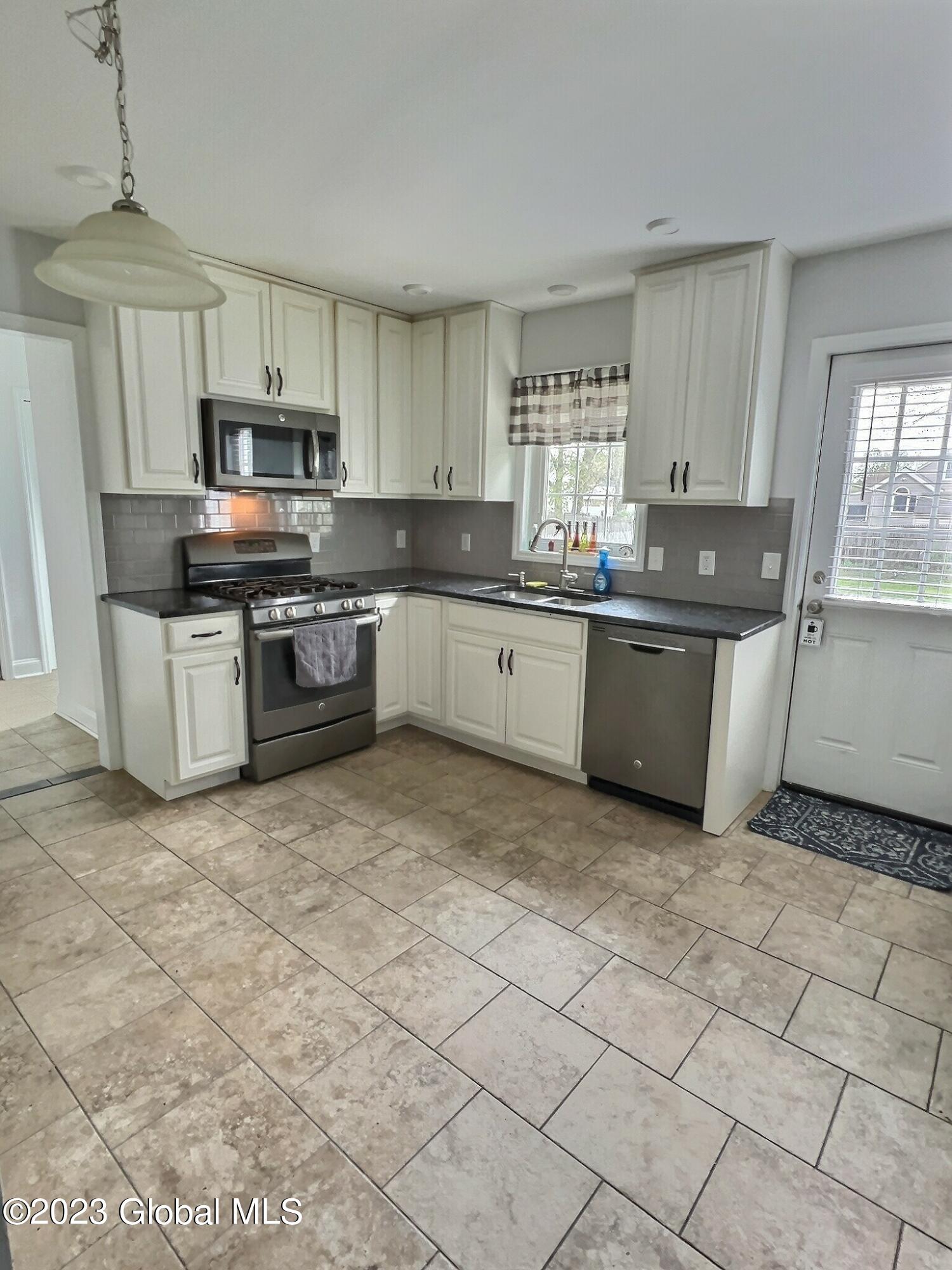2045 Careleon Road Rotterdam, NY 12303 - Photo 10 of 40 exposio_128286366