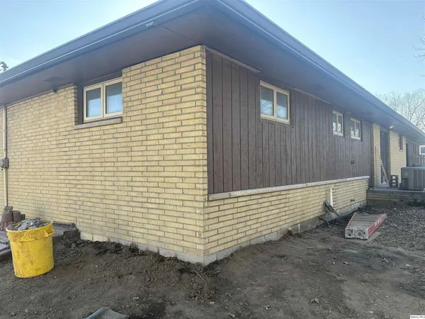$187,500 | 3 Lynn-Rose Heights Drive, Mount Sterling, IL 62353