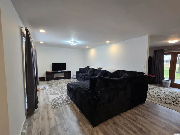 $187,500 | 3 Lynn-Rose Heights Drive, Mount Sterling, IL 62353