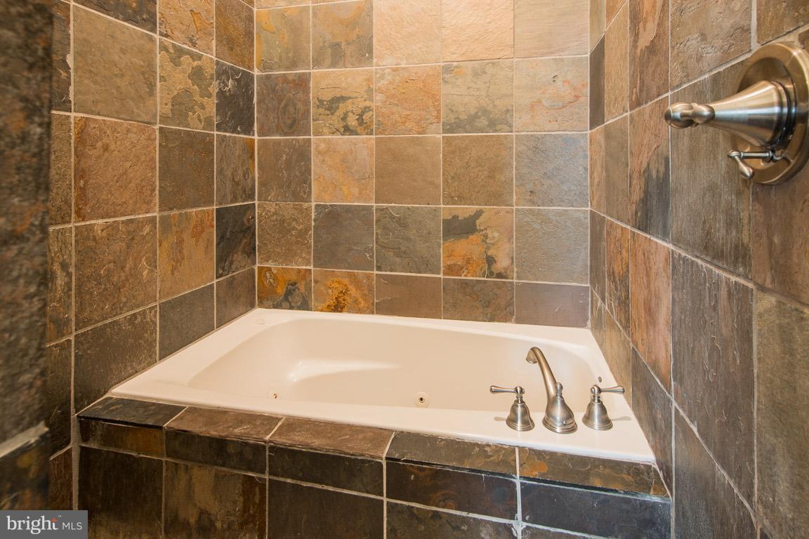 512 South Rose Street Baltimore, MD 21224 - Photo 24 of 30 a bathroom with a bathtub