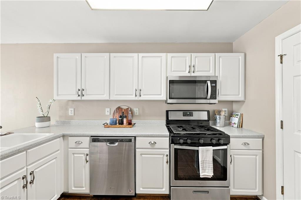 7500 Bartonshire Court Oak Ridge, NC 27310 - Photo 11 of 49 Kitchen