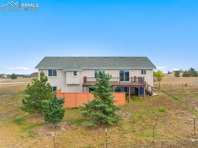 a view of a house with backyard and pool