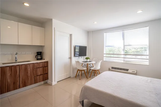 $1,500 | 924 Marseille Drive, Unit 24, Miami Beach, FL 33141