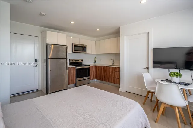 $1,500 | 924 Marseille Drive, Unit 24, Miami Beach, FL 33141