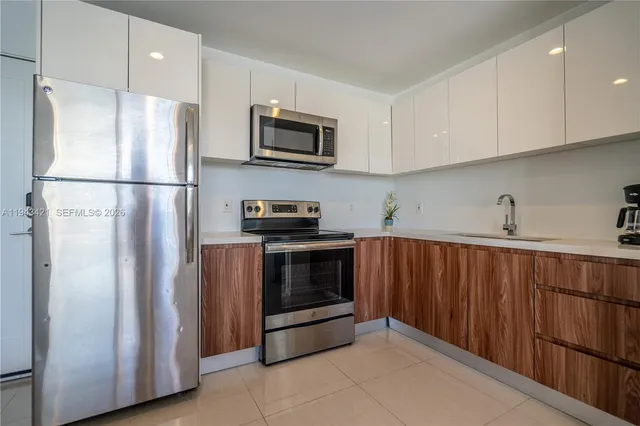 $1,500 | 924 Marseille Drive, Unit 24, Miami Beach, FL 33141