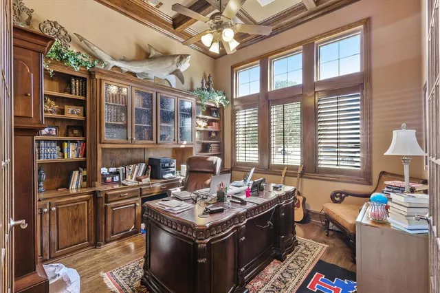 a kitchen that has a lot of cabinets