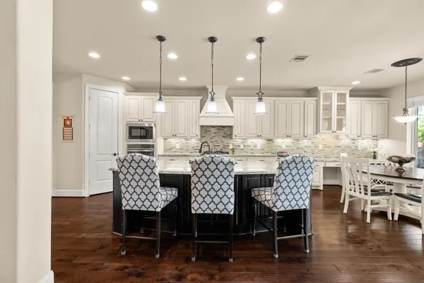 $715,000 | 107 Elk Run Court, Conroe, TX 77384