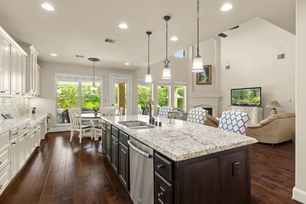 $715,000 | 107 Elk Run Court, Conroe, TX 77384