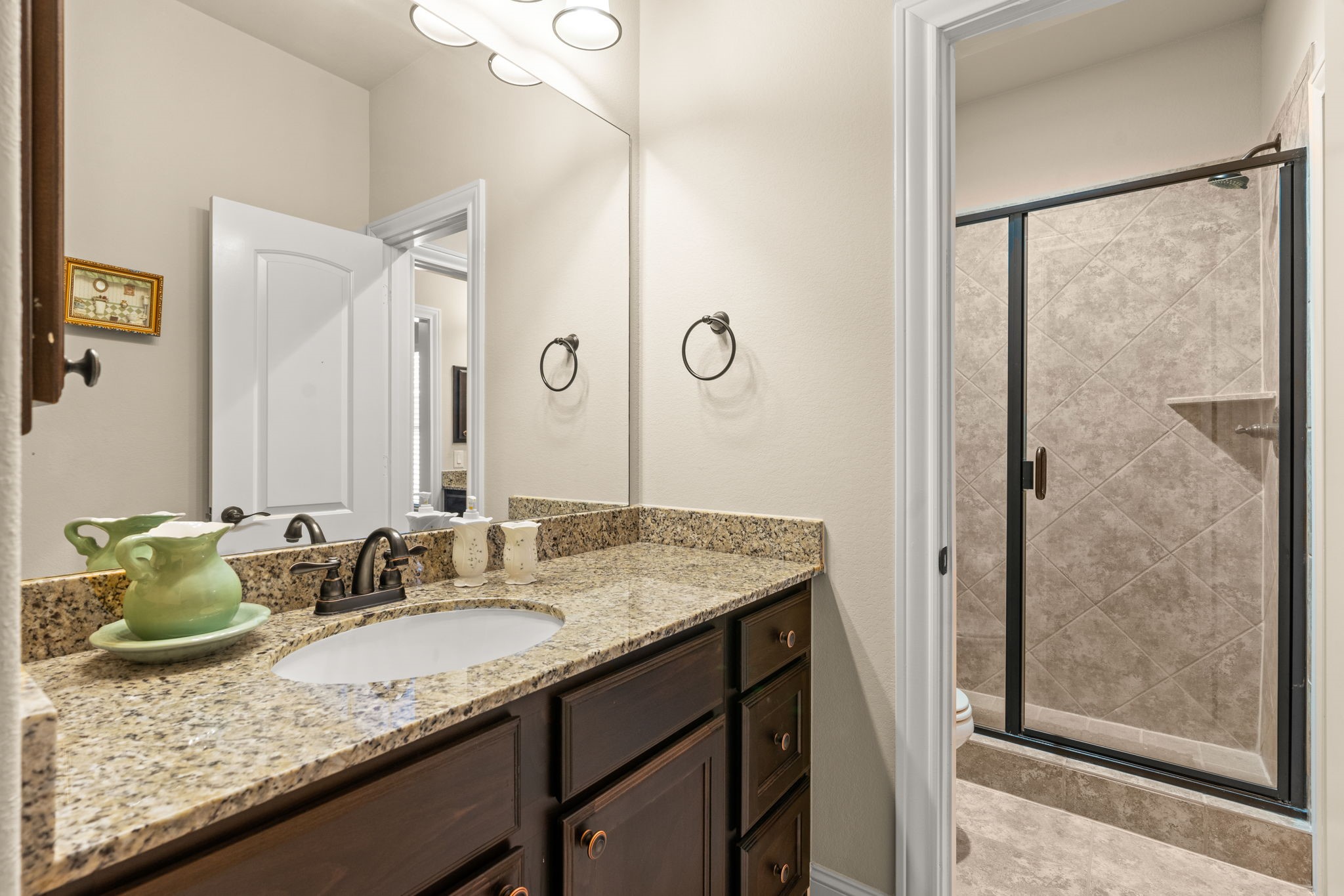 107 Elk Run Court Conroe, TX 77384 - Photo 39 of 50 Jack and Jill bathroom upstairs