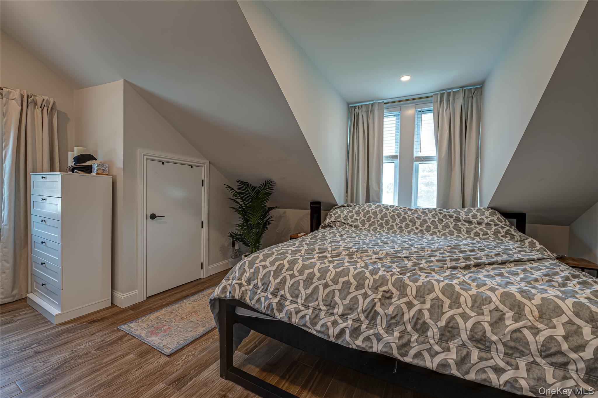 68 Nassau Road Huntington, NY 11743 - Photo 16 of 41 Third Floor Apartment - Primary Bedroom
