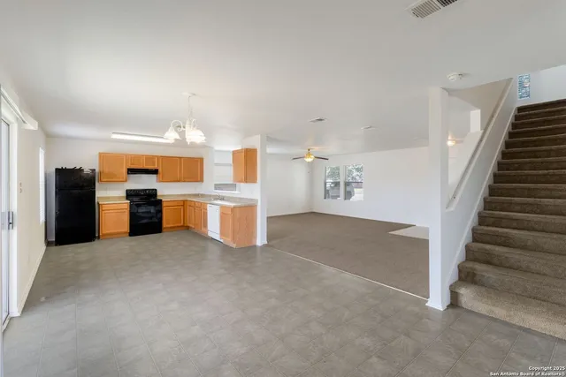 a view of entryway and kitchen