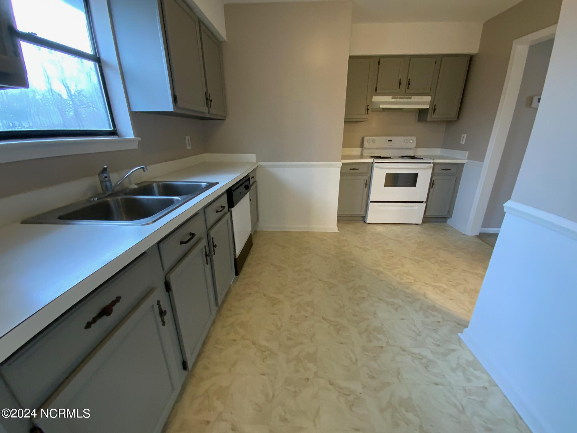 124 Shadow Brook Drive Jacksonville, NC 28546 - Photo 8 of 22 IMG_1949