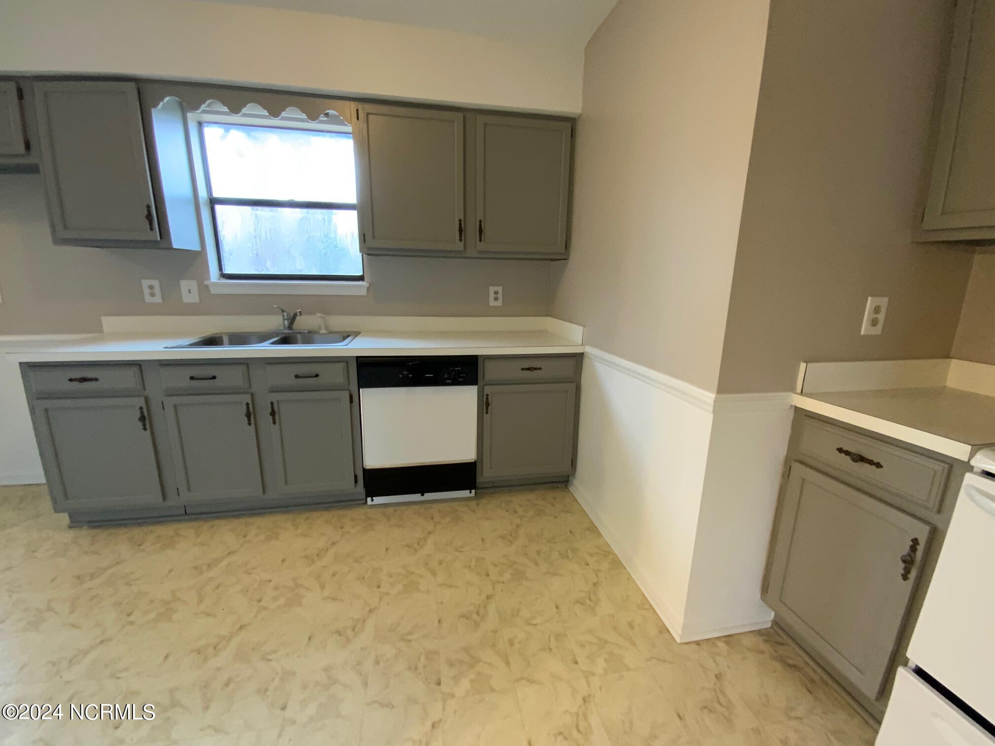 124 Shadow Brook Drive Jacksonville, NC 28546 - Photo 9 of 22 IMG_1951