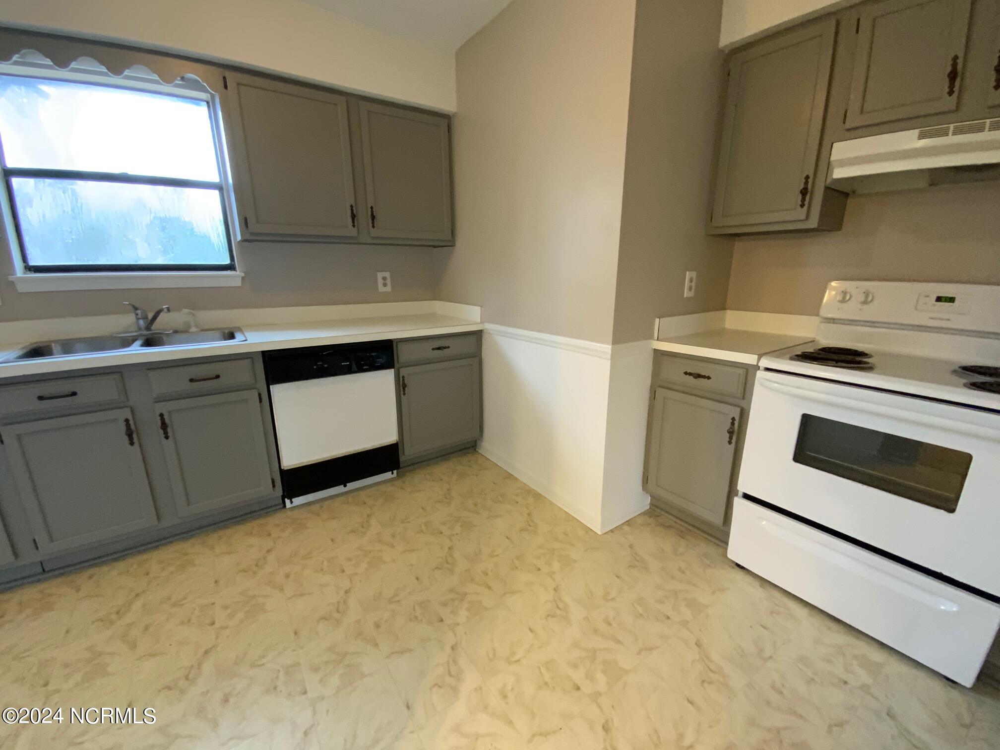 124 Shadow Brook Drive Jacksonville, NC 28546 - Photo 10 of 22 IMG_1950