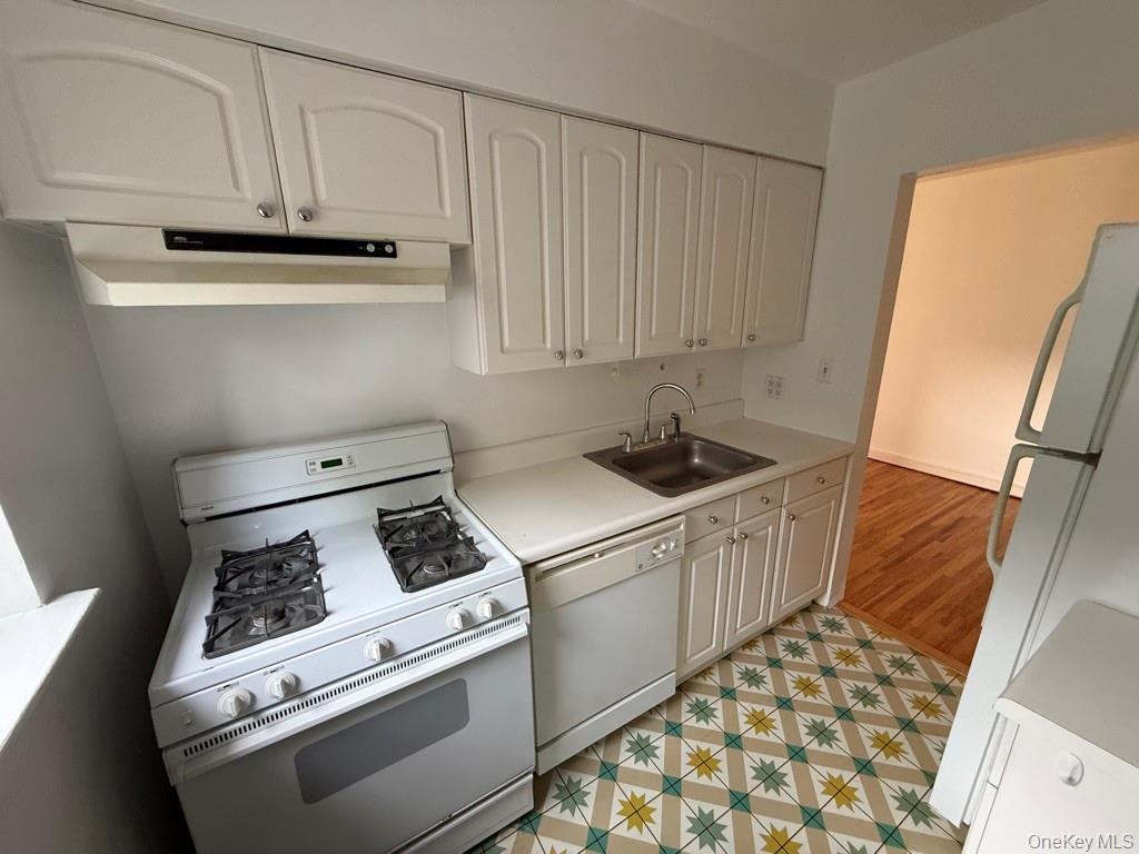 221 Middle Neck Road, Unit C1 Great Neck, NY 11021 - Photo 10 of 18