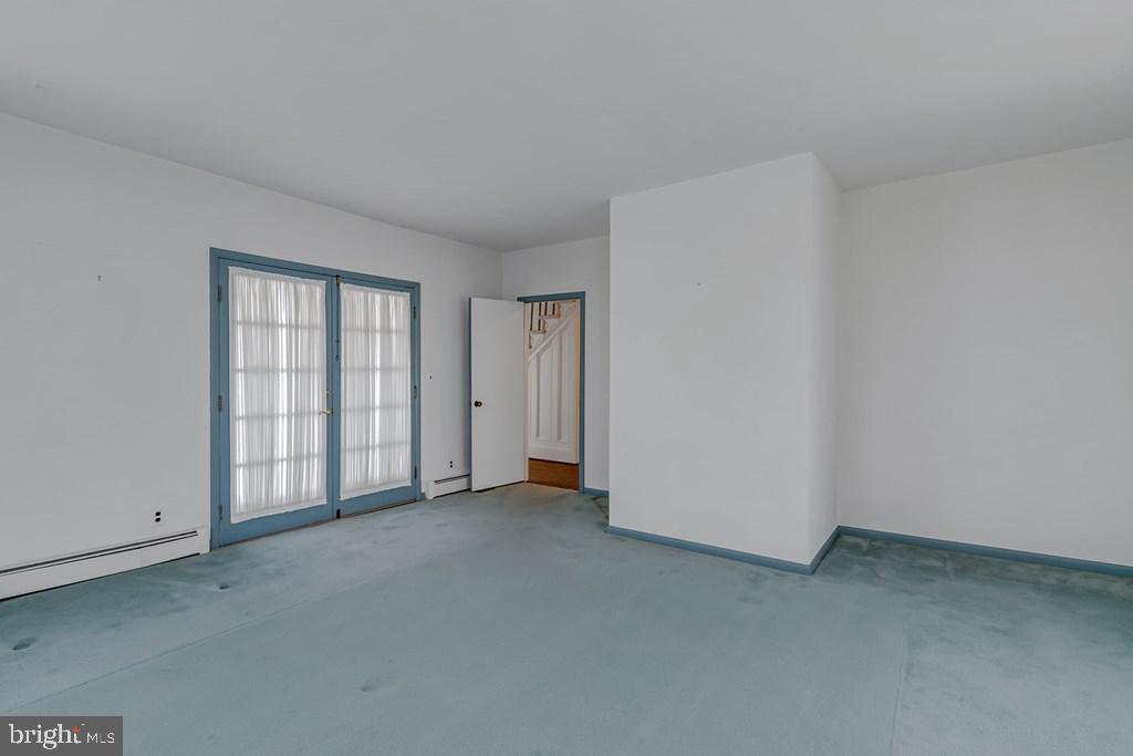 742 Main Street Reedville, VA 22539 - Photo 15 of 66 Spacious room with natural light.