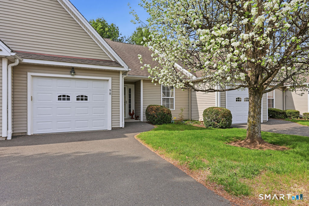 98 Haley Lane, Unit 98 Newtown, CT 06482 - Photo 7 of 33 a front view of a house with garden