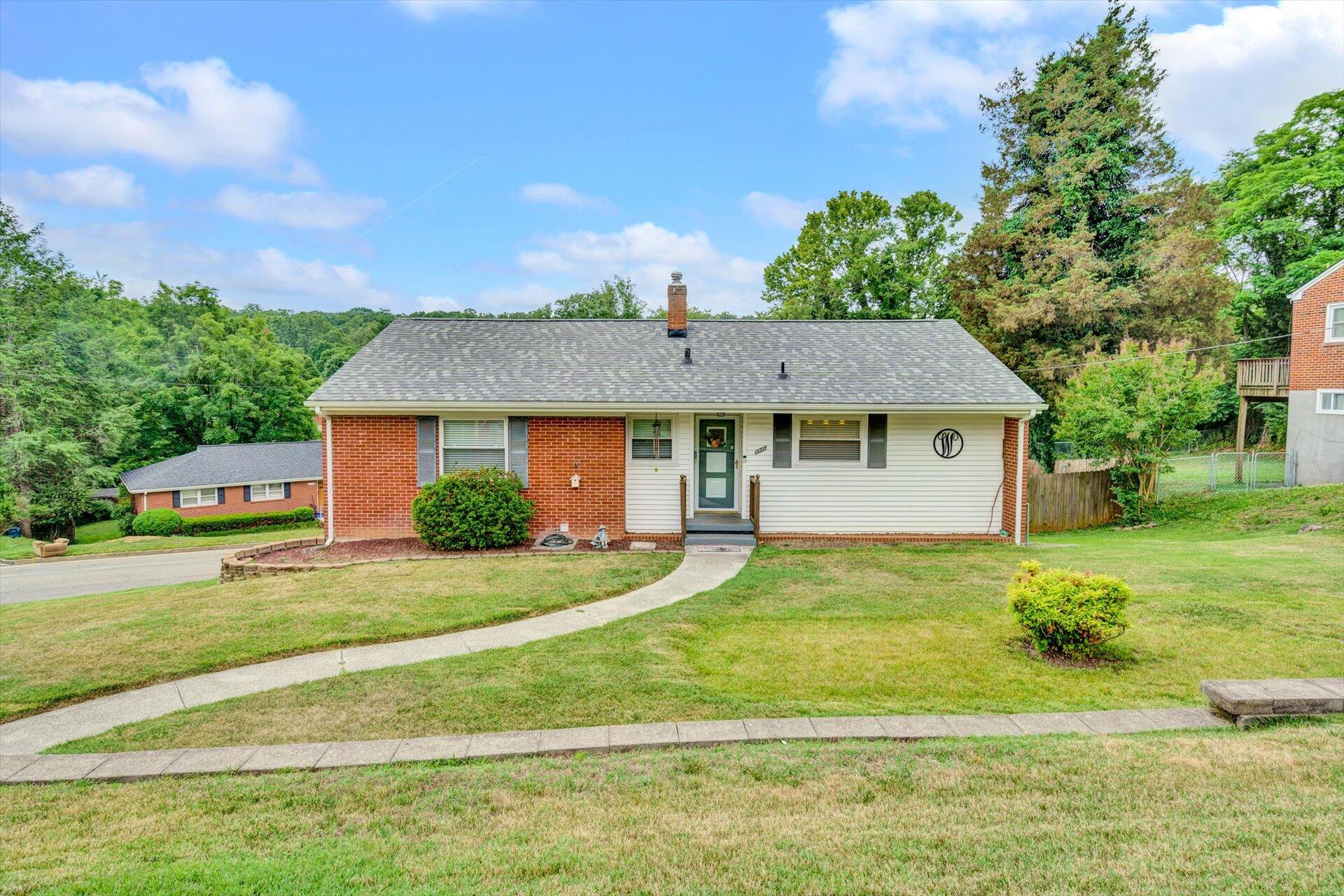 2835 Tillett Road Southwest Roanoke, VA 24015 - Photo 2 of 25 Front