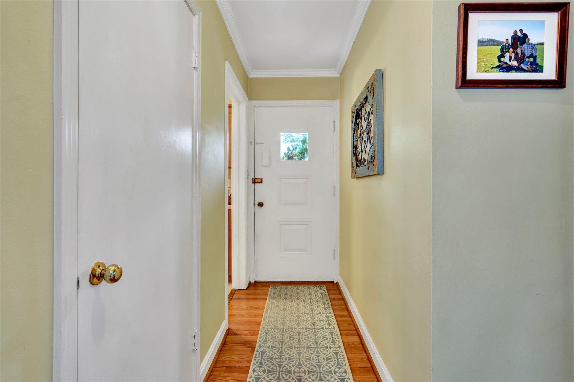 2835 Tillett Road Southwest Roanoke, VA 24015 - Photo 5 of 25 Entry