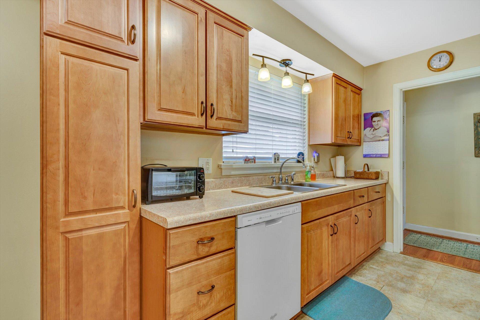 2835 Tillett Road Southwest Roanoke, VA 24015 - Photo 7 of 25 Kitchen