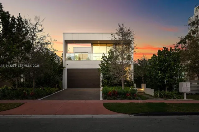 a view of a house with backyard