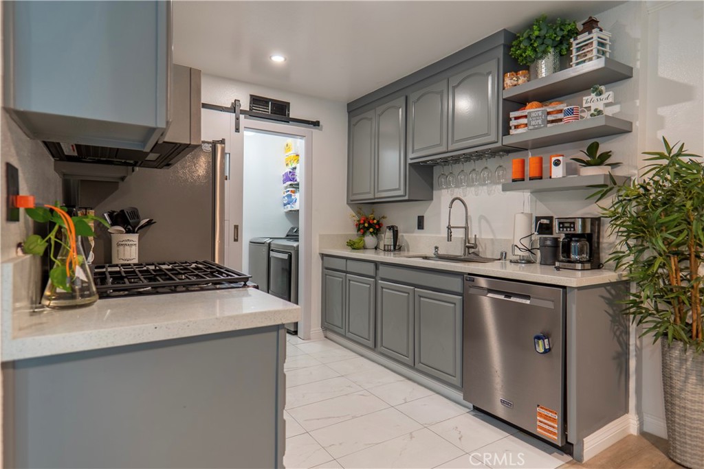 7554 Corbin Avenue, Unit 4 Reseda, CA 91335 - Photo 7 of 22