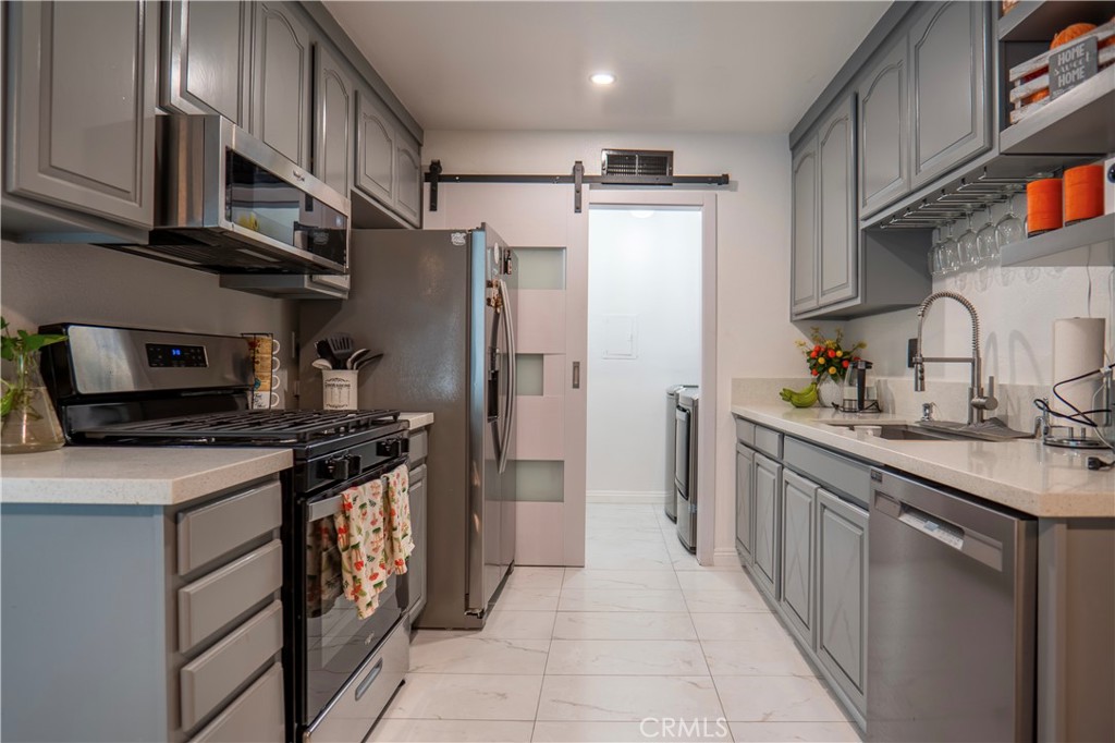 7554 Corbin Avenue, Unit 4 Reseda, CA 91335 - Photo 8 of 22