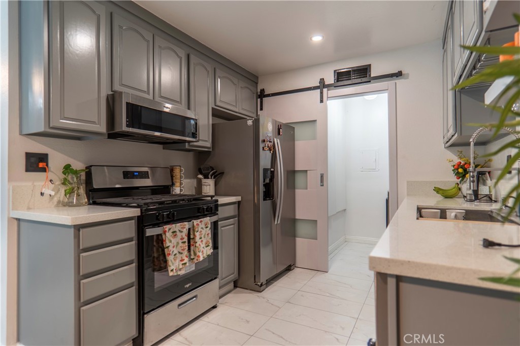 7554 Corbin Avenue, Unit 4 Reseda, CA 91335 - Photo 9 of 22