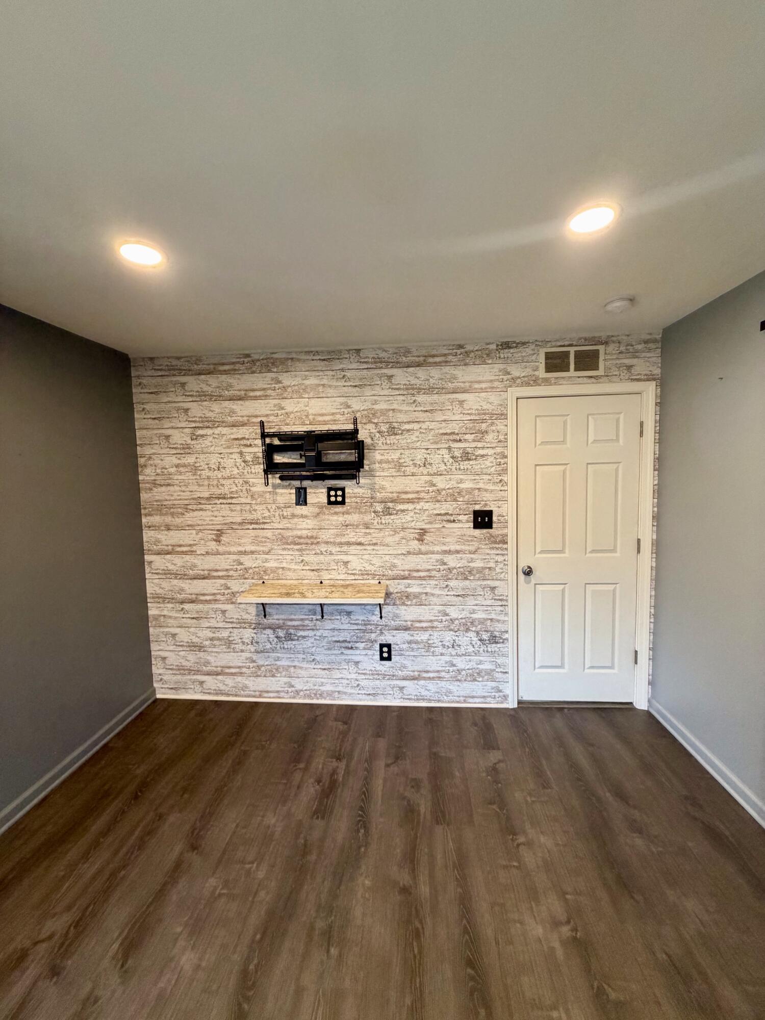 45867 Wear Road Belleville, MI 48111 - Photo 12 of 43 F2603581-374B-4980-82FE-B76828CDC194